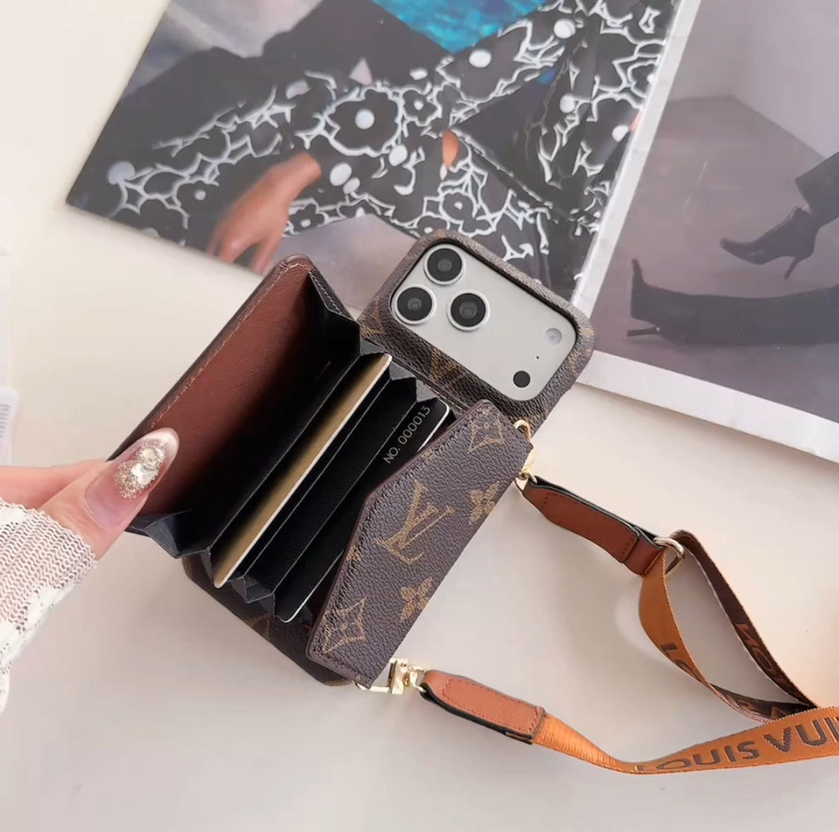 Luxuriös Monogram Umhänge iPhone Hülle | Detachable Armband · Multi-Card Geldbörse – Ansicht 3