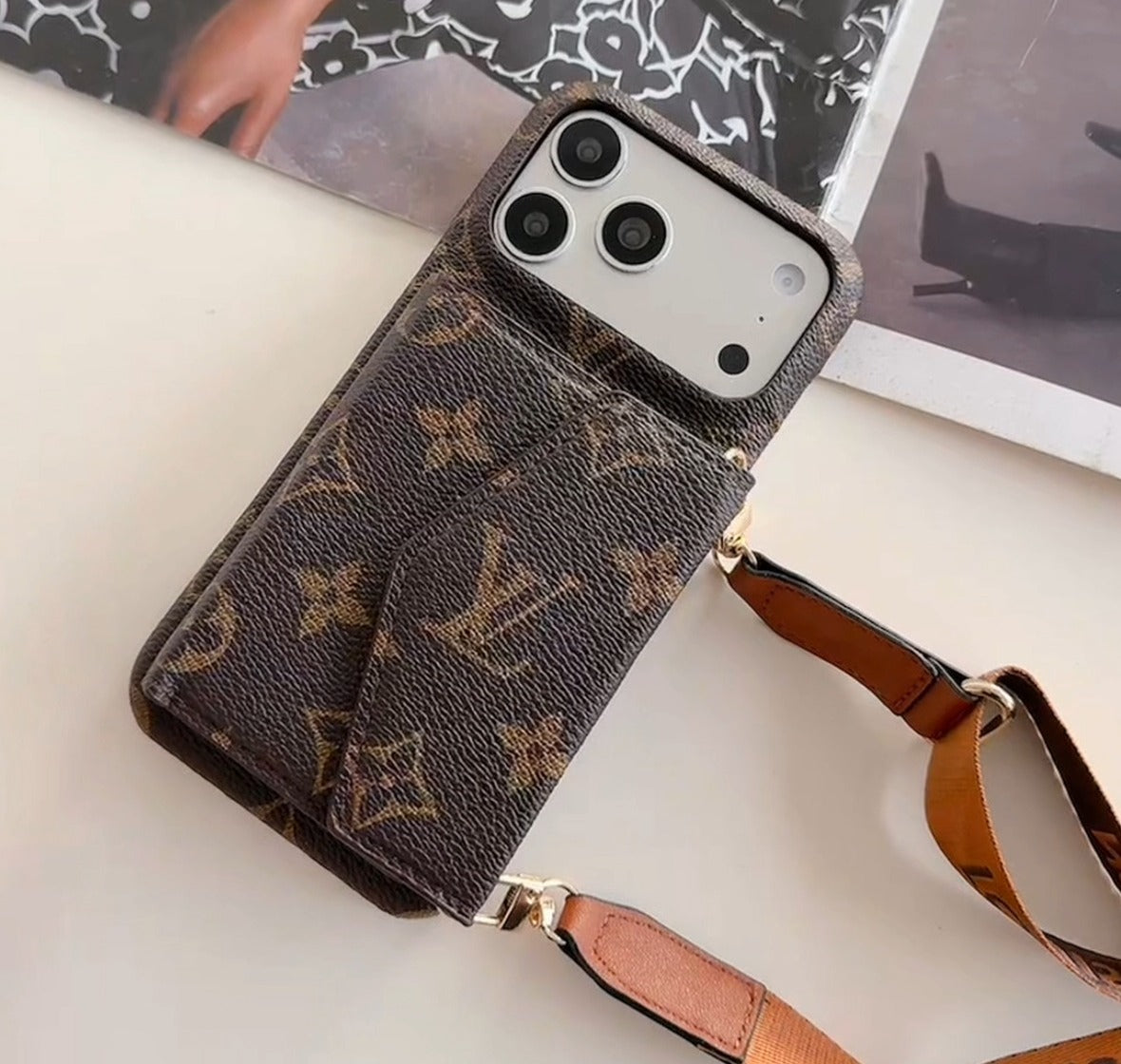 Luxuriös Monogram Umhänge iPhone Hülle | Detachable Armband · Multi-Card Geldbörse – Ansicht 1