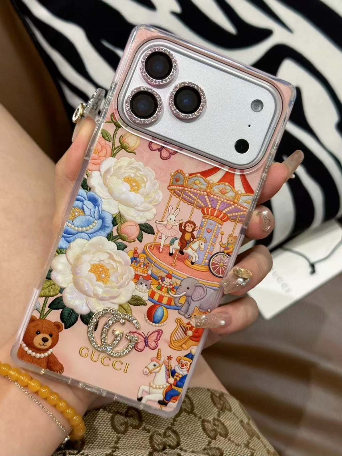 Rosa Floral Carousel iPhone Hülle with Crystal Charm & Rhinestone Lens – Ansicht 5