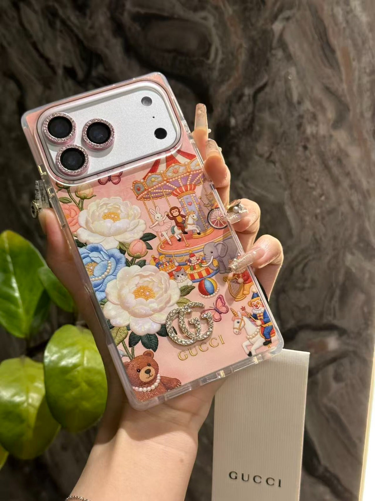 Rosa Floral Carousel iPhone Hülle with Crystal Charm & Rhinestone Lens – Ansicht 2