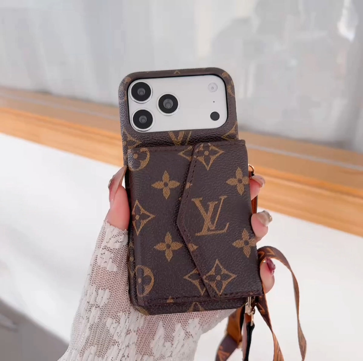 Luxuriös Monogram Umhänge iPhone Hülle | Detachable Armband · Multi-Card Geldbörse – Ansicht 4