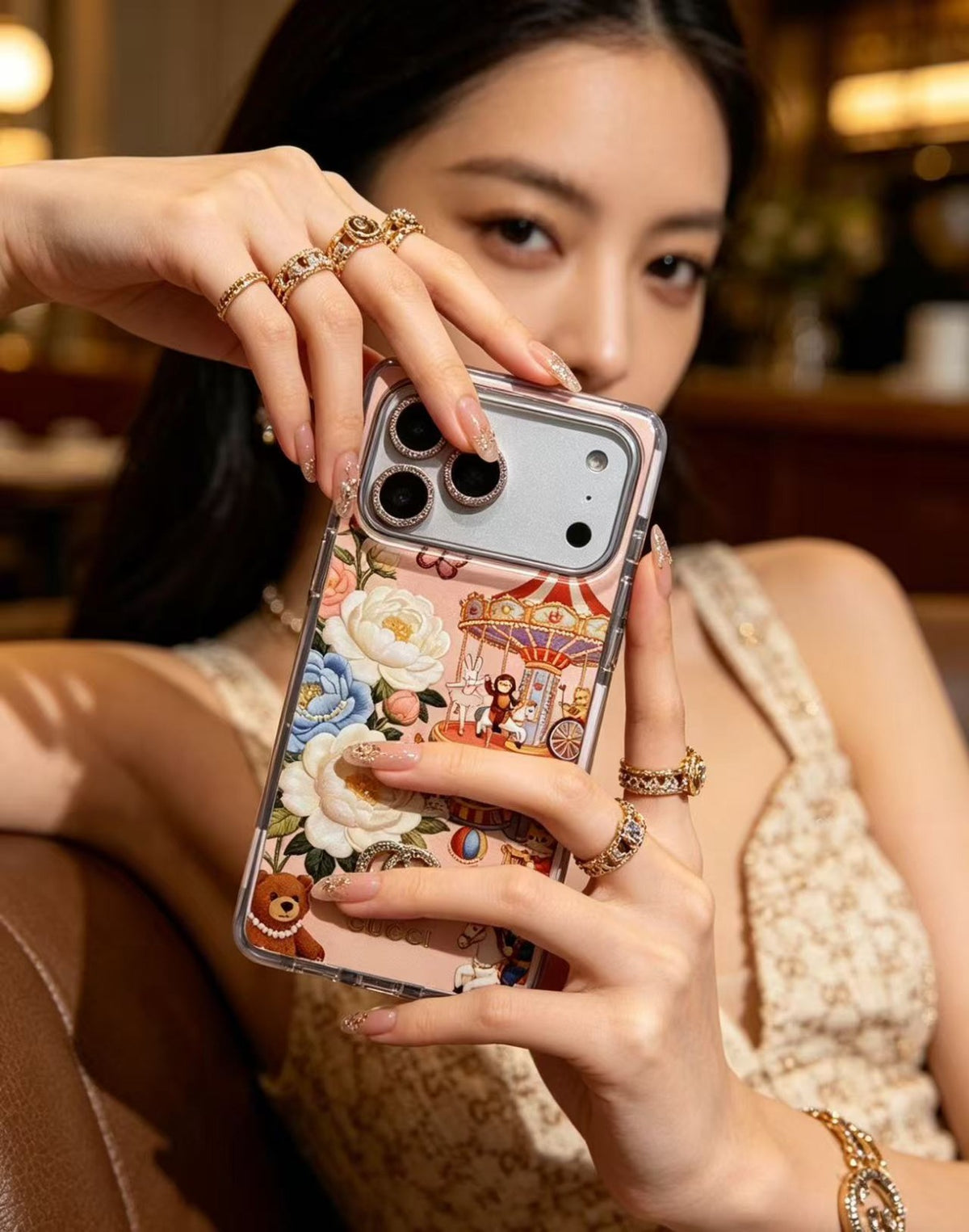 Rosa Floral Carousel iPhone Hülle with Crystal Charm & Rhinestone Lens – Ansicht 1