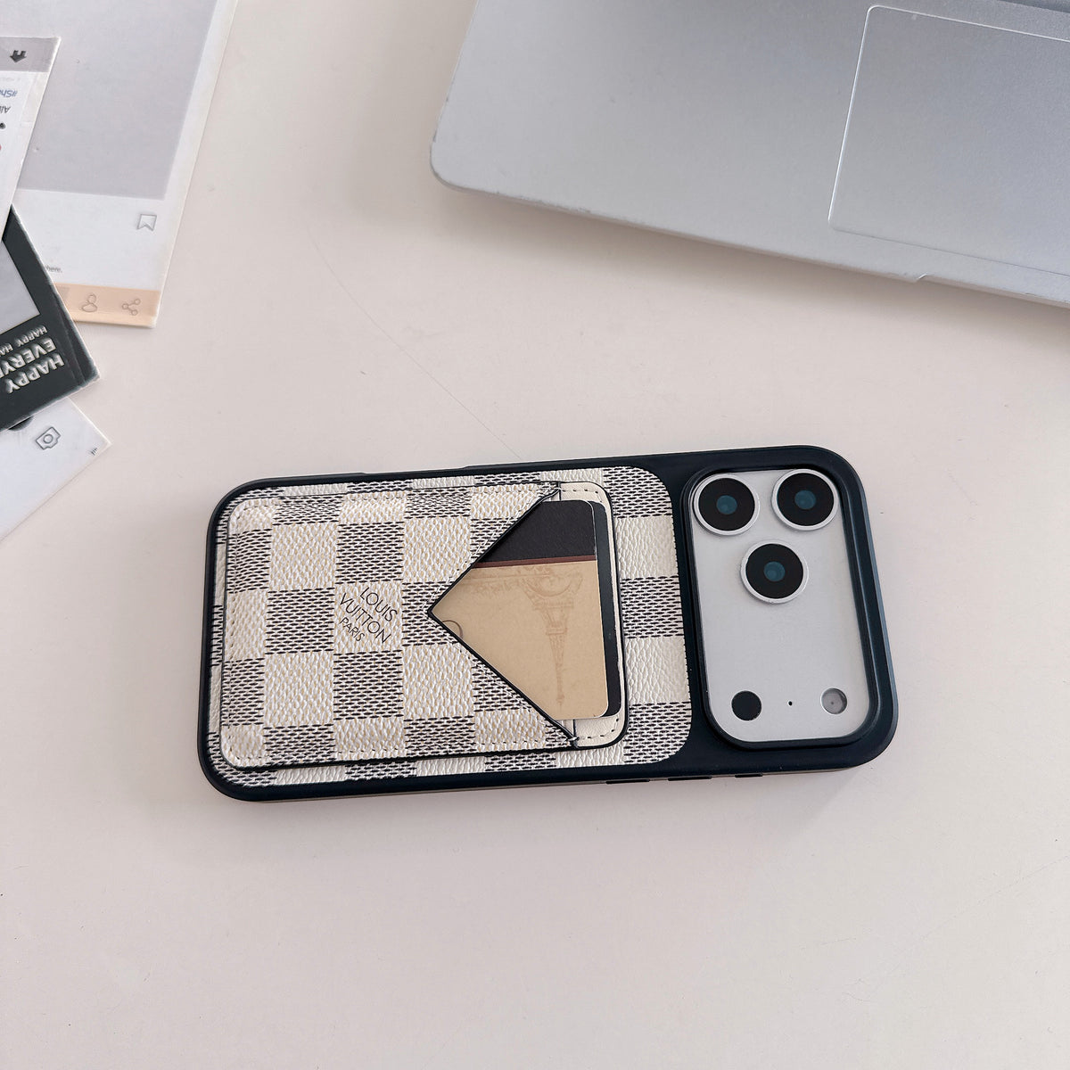 Weiß Checkered Leder iPhone Hülle with V-Pocket Card Slot – Ansicht 3
