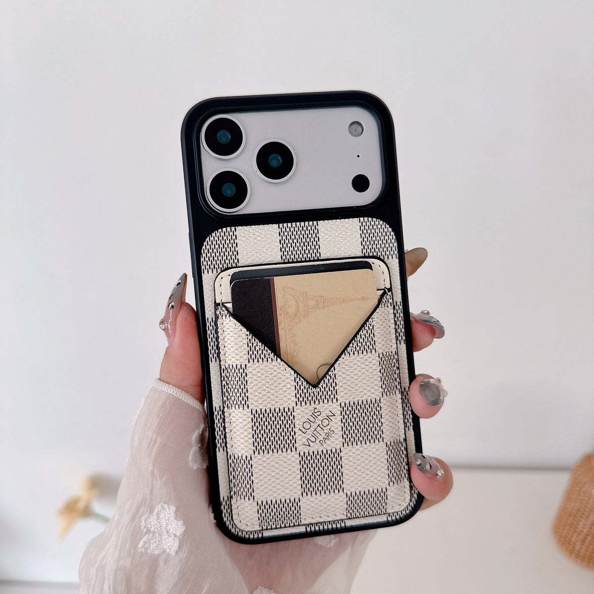 Weiß Checkered Leder iPhone Hülle with V-Pocket Card Slot – Ansicht 1