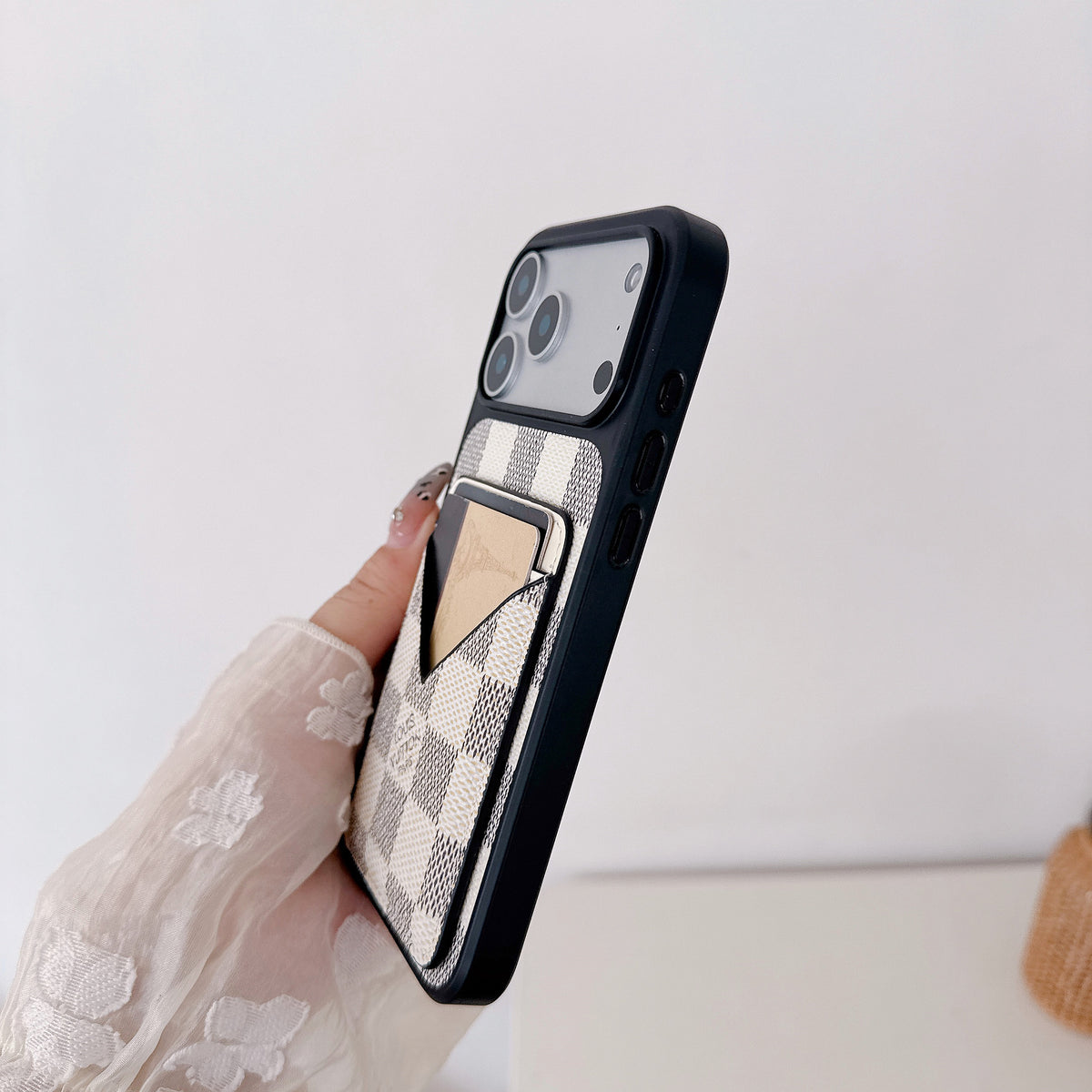 Weiß Checkered Leder iPhone Hülle with V-Pocket Card Slot – Ansicht 4