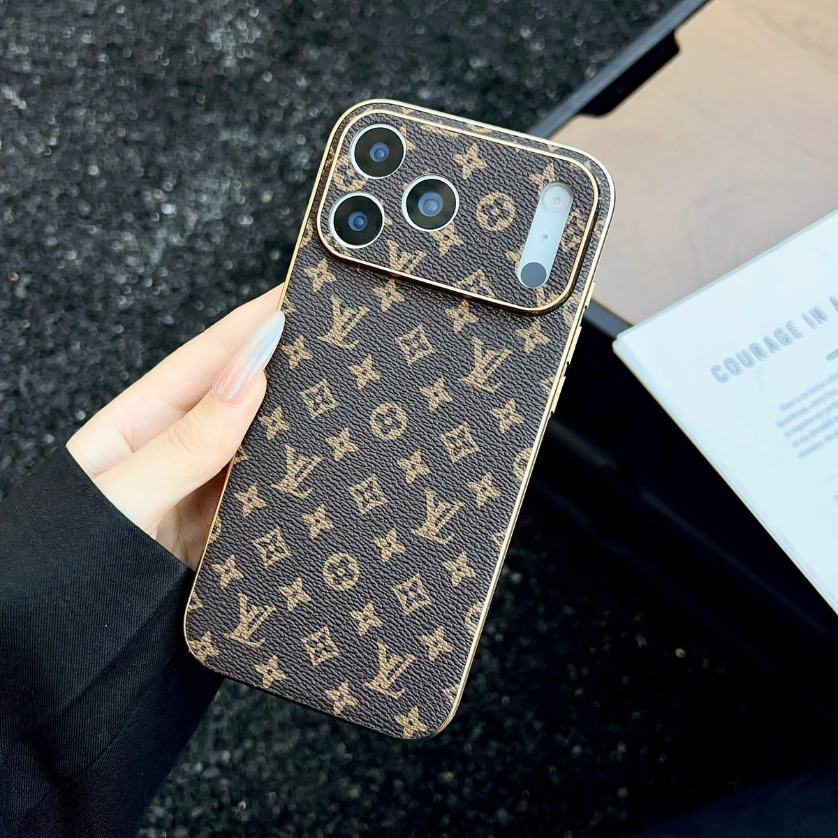 The Gold Edit - Luxuriös Monogram Leder iPhone Hülle – Ansicht 6
