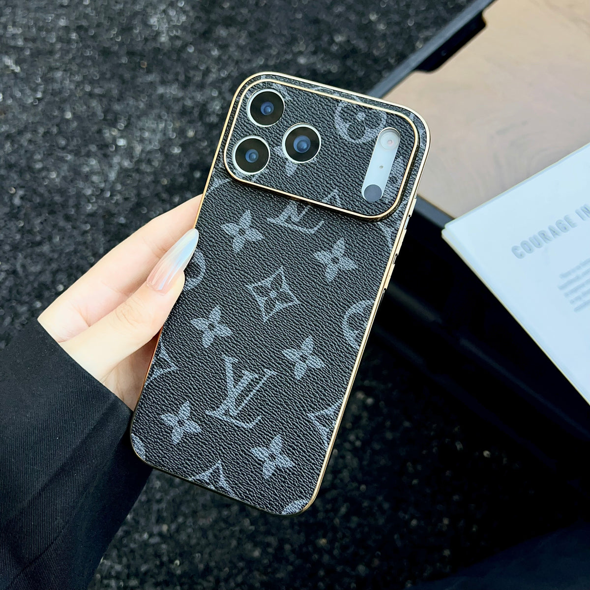 The Gold Edit - Luxuriös Monogram Leder iPhone Hülle – Ansicht 4
