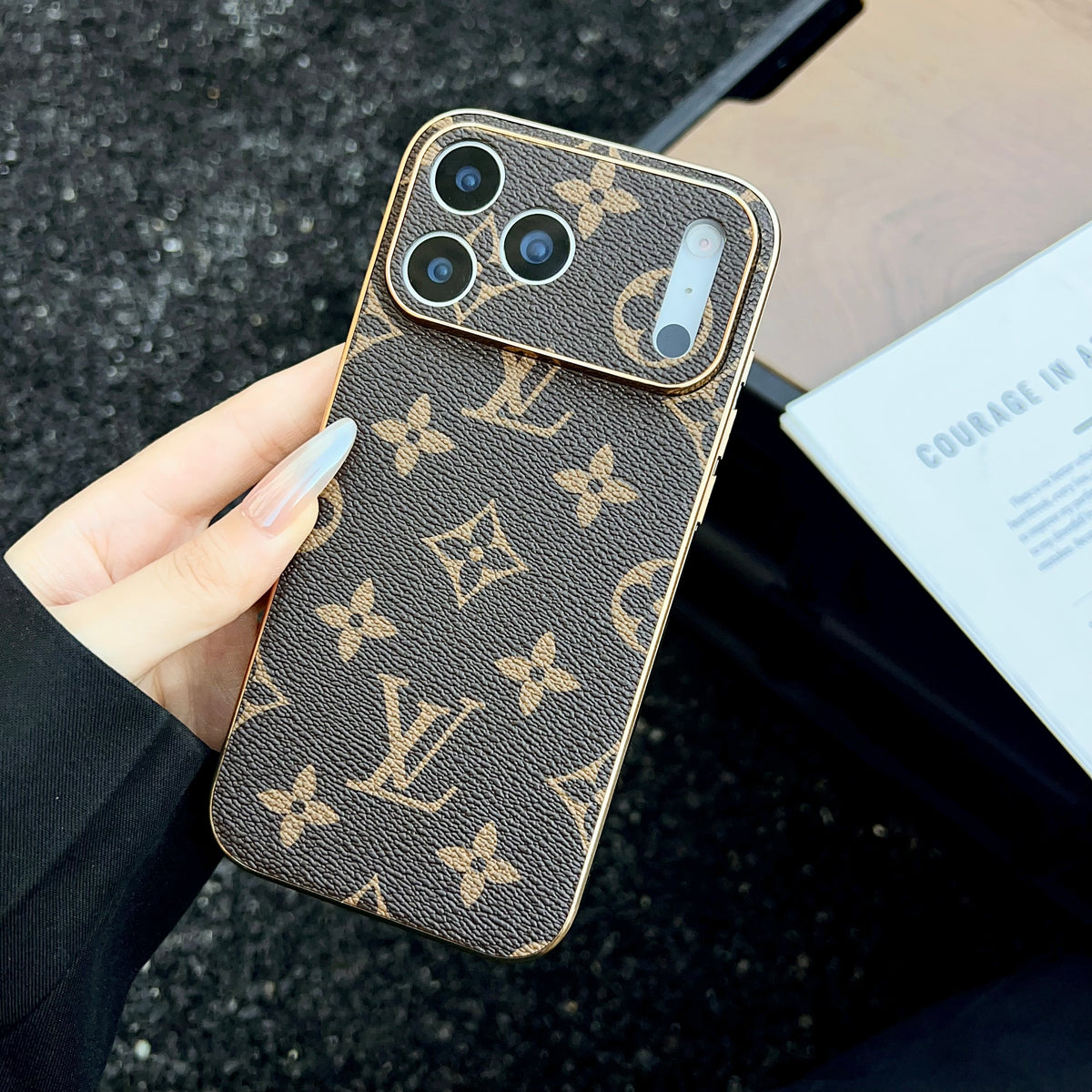 The Gold Edit - Luxuriös Monogram Leder iPhone Hülle – Ansicht 1