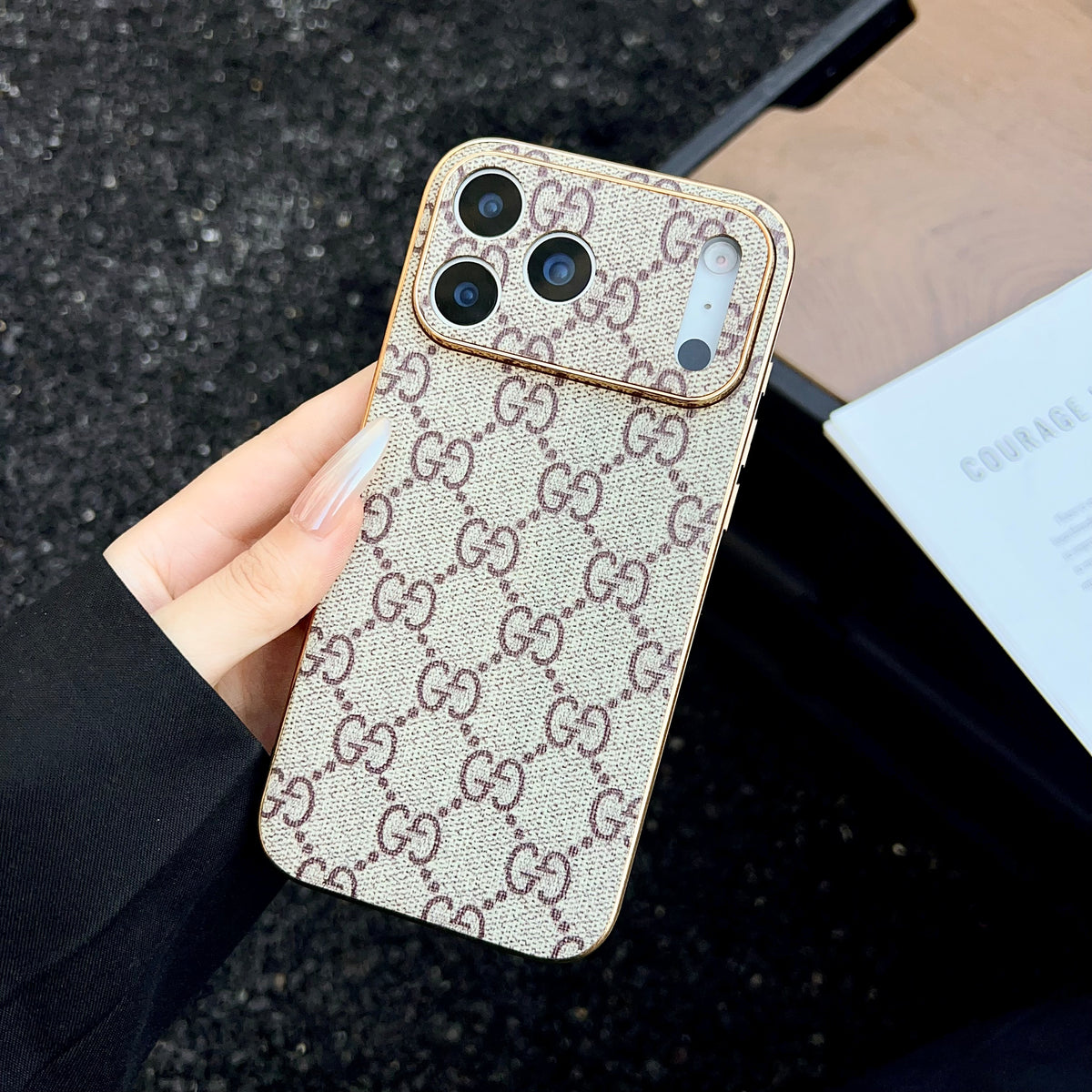 The Gold Edit - Luxuriös Monogram Leder iPhone Hülle – Ansicht 5