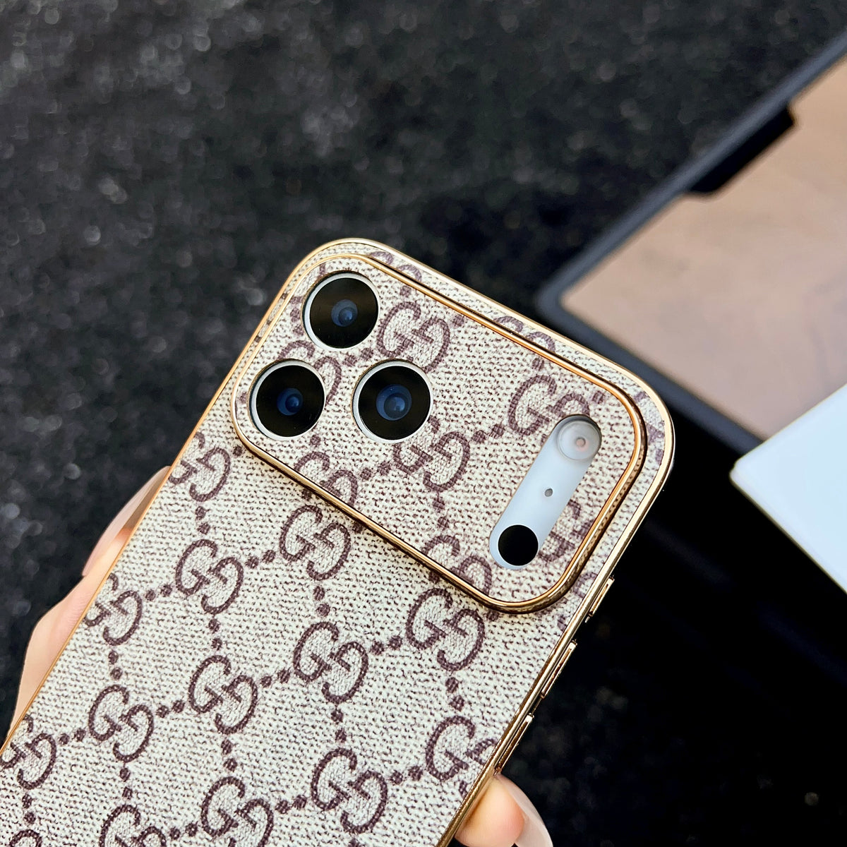The Gold Edit - Luxuriös Monogram Leder iPhone Hülle – Ansicht 7