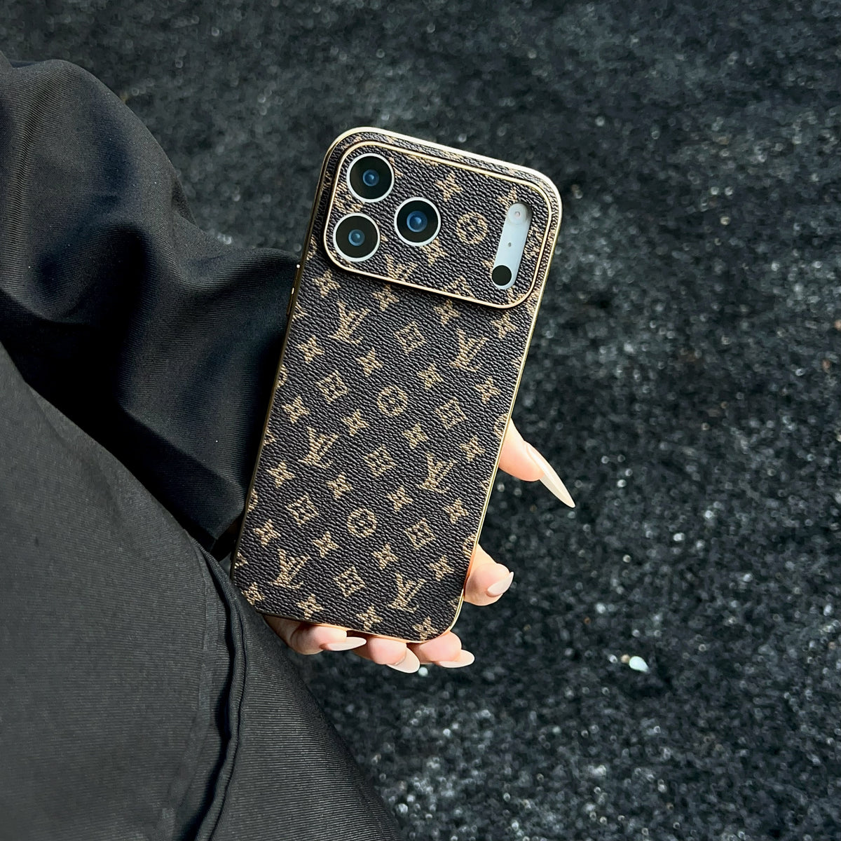 The Gold Edit - Luxuriös Monogram Leder iPhone Hülle – Ansicht 3