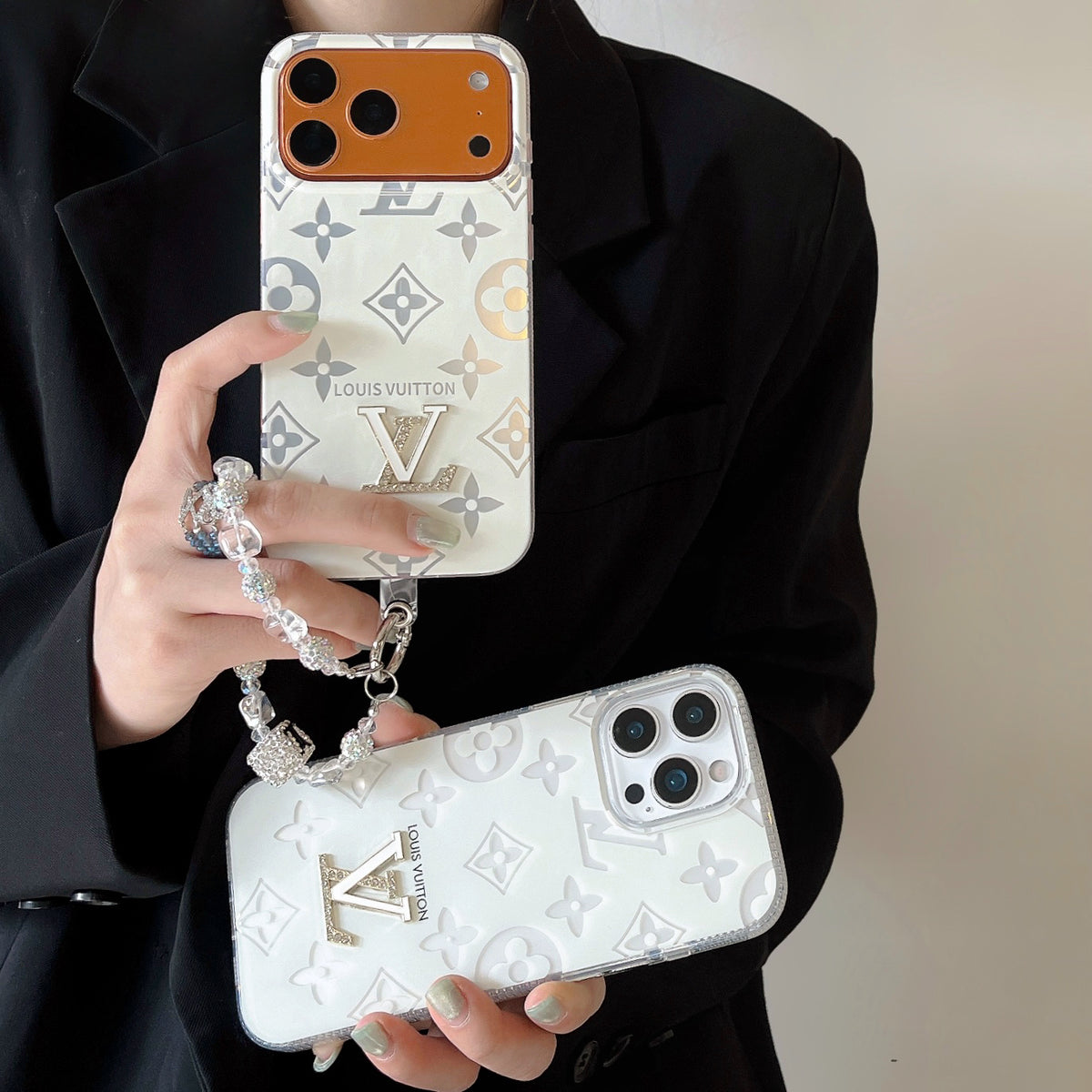 Crystal Monogram Hülle — Clear Elegance with a Sparkling Touch – Ansicht 1